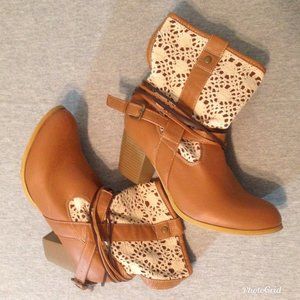 Nice pair of tan with lace ankle boots size 10.